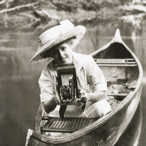 Un livre de vie, c'est aussi revenir sur ses ancêtres. Cette photo de femme du début du XXe siècle qui prend une photo montre le travail de retour dans la généalogie.