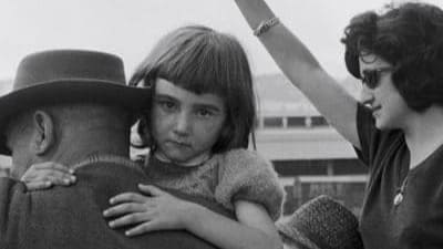 Josiane témoigne de sa vie de pied-noire dans sa biographie : une fillette dans les bras de son père en route pour la France :